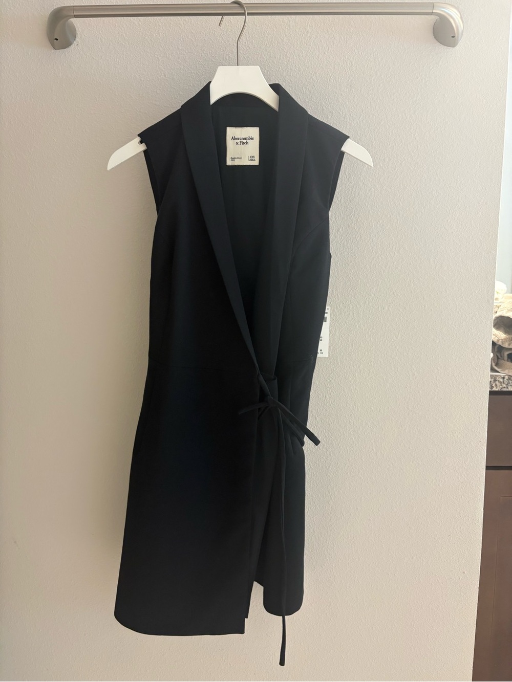 Women’s Sleeveless Black Shift Dress